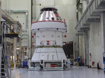 La nave espacial Orion dentro de una instalación de gran tamaño
